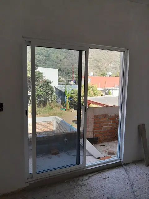 Ventanas y corredizas de aluminio blanco — foto 2