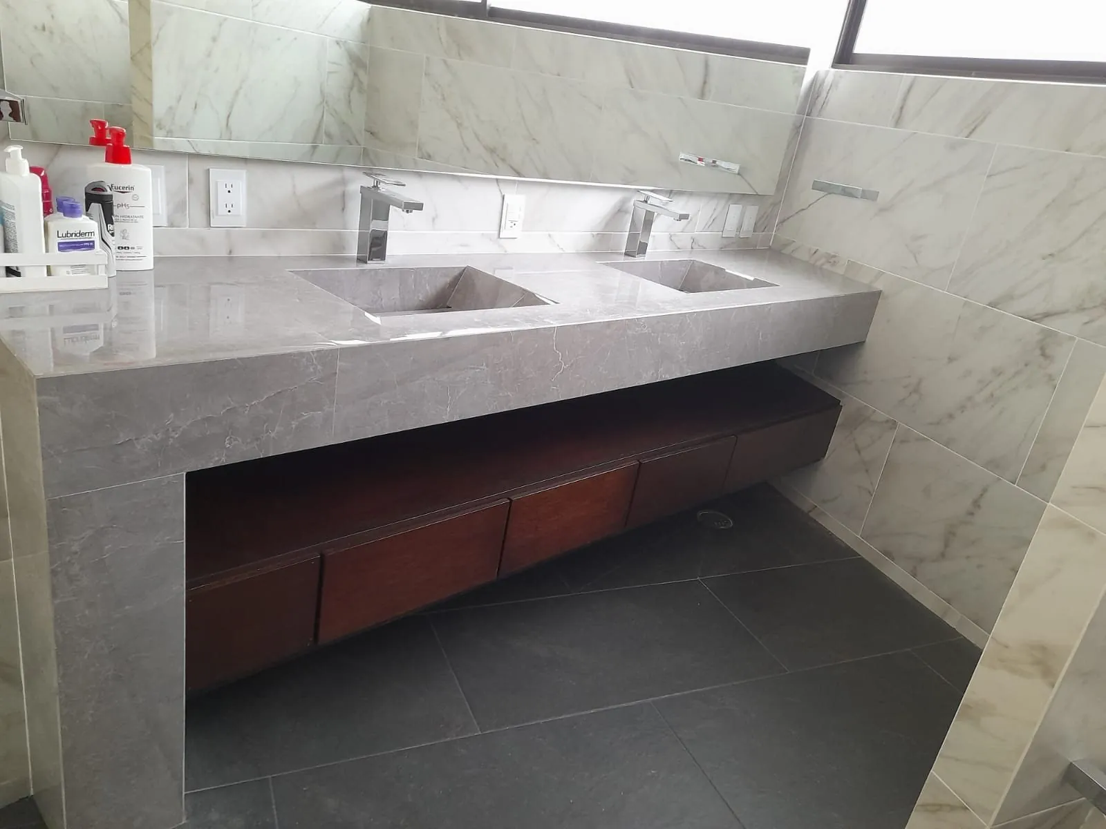 Baño con lavabo doble y cajones flotantes