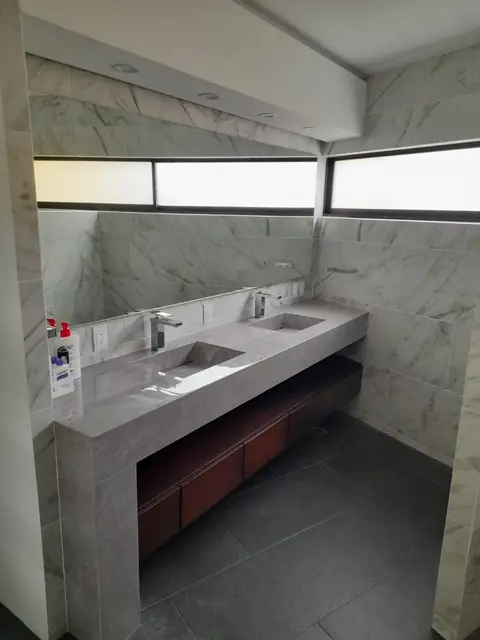 Baño con lavabo doble y cajones flotantes — foto 2