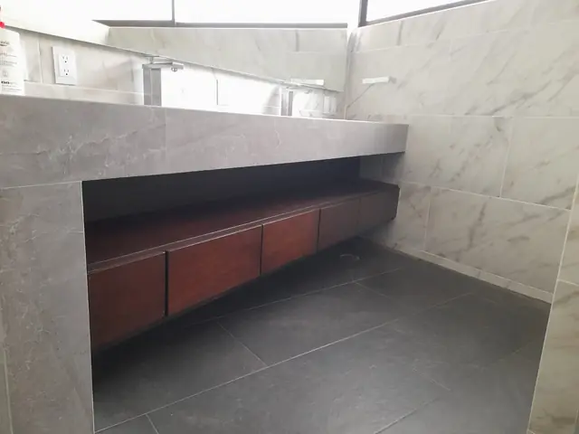 Baño con lavabo doble y cajones flotantes — foto 4
