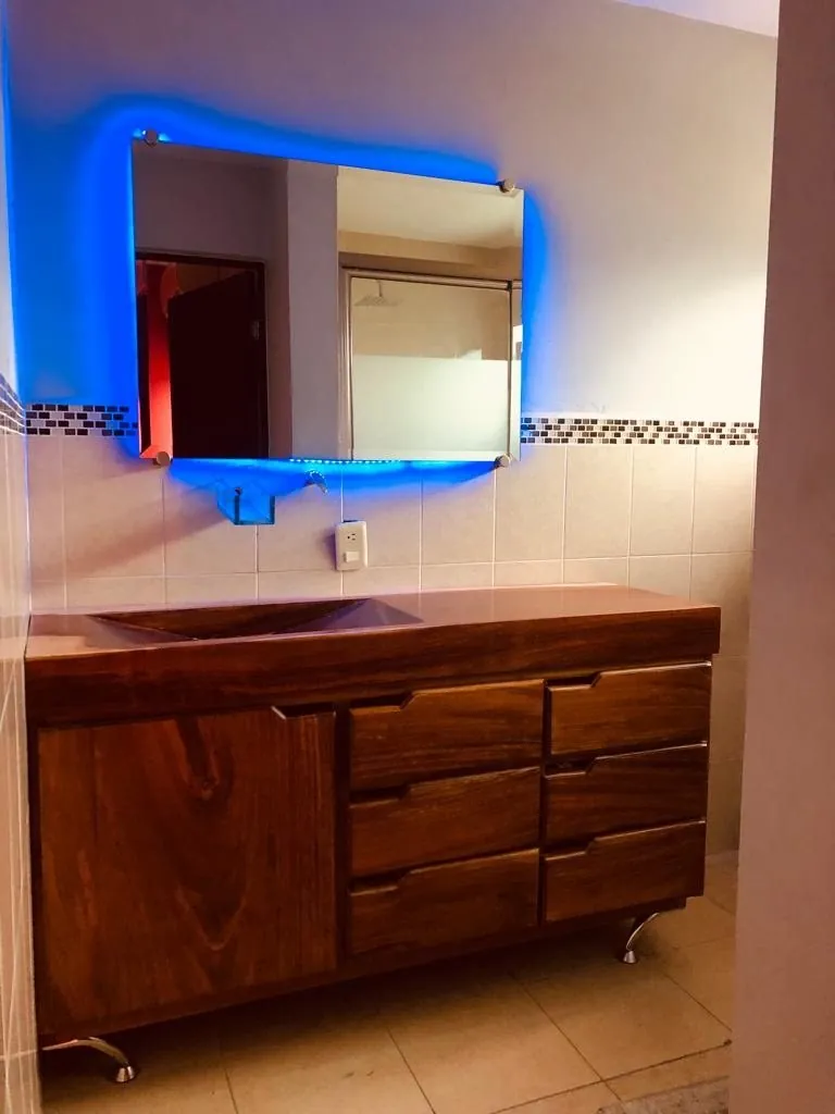 Mueble de baño de parota