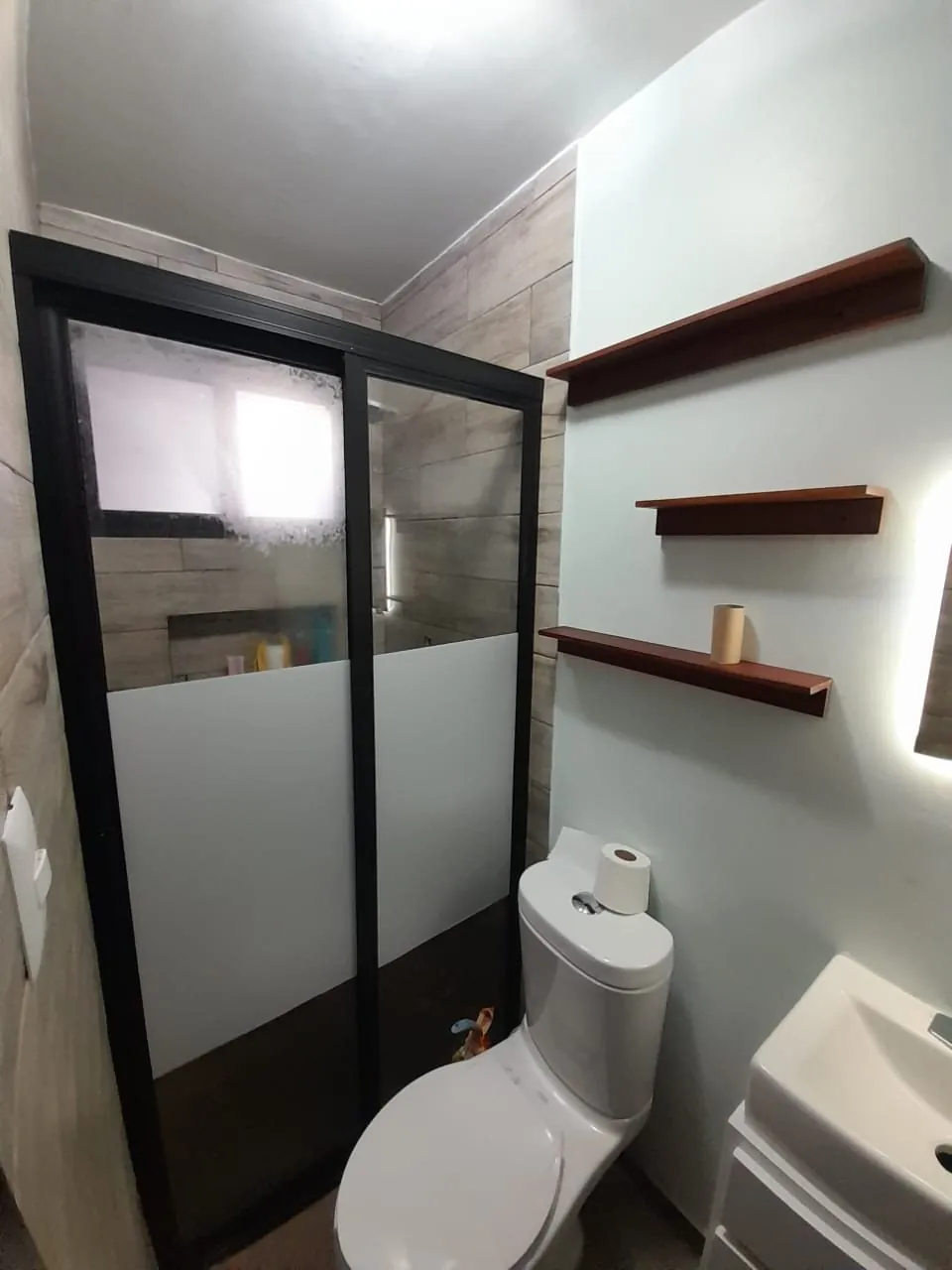 Remodelación de baño con cancel negro