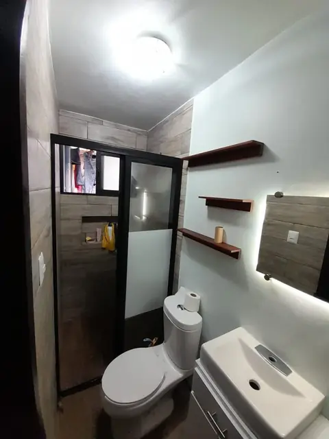 Remodelación de baño con cancel negro — foto 3