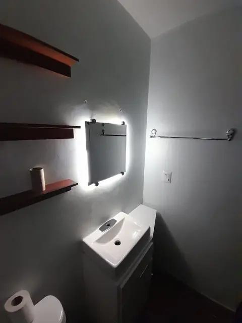 Remodelación de baño con cancel negro — foto 4