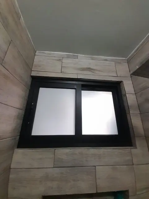 Remodelación de baño con cancel negro — foto 6