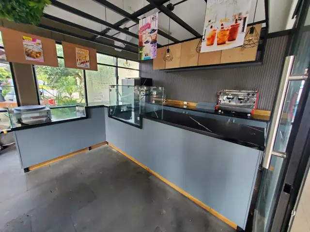 Cafetería: barra con vitrinas y mesas de pino — foto 3