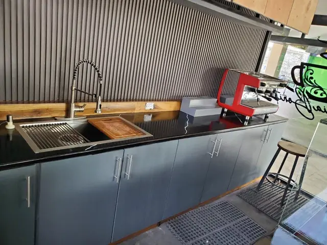 Cafetería: barra con vitrinas y mesas de pino — foto 5
