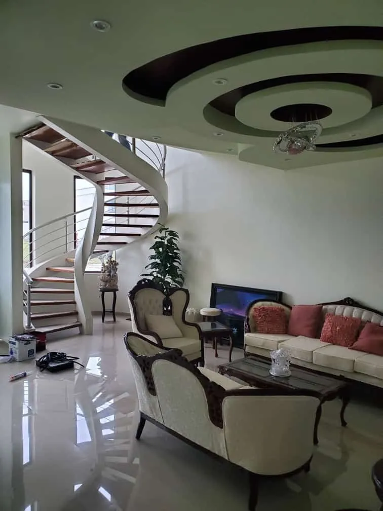 Casa Andalucía: cancelería tono madera