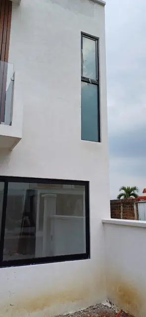Casa moderna con barandal de cristal — foto 5