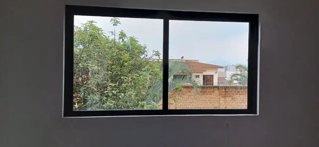 Casa moderna con barandal de cristal — foto 6