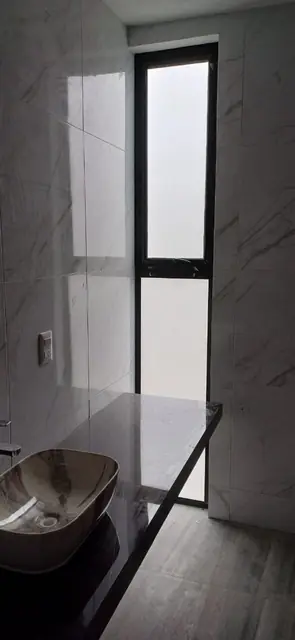Casa moderna con barandal de cristal — foto 8