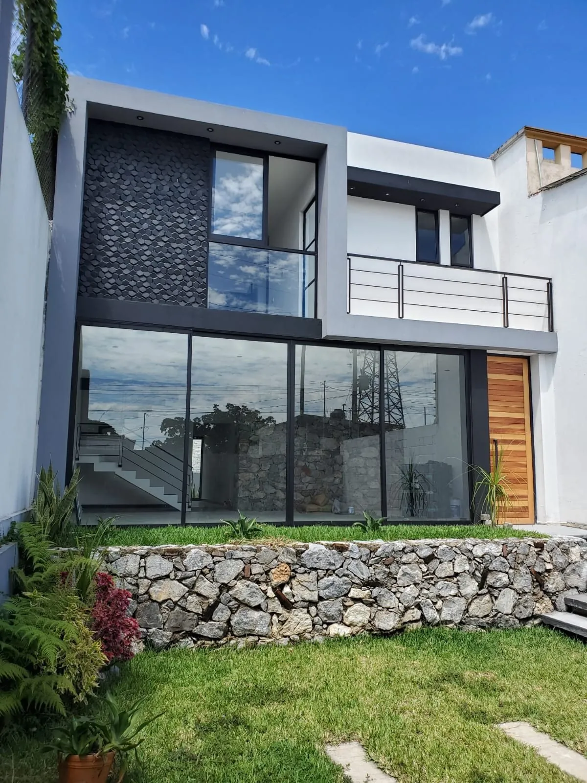 Casa con cancelería negra y clósets