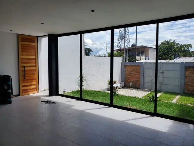 Casa con cancelería negra y clósets — foto 2
