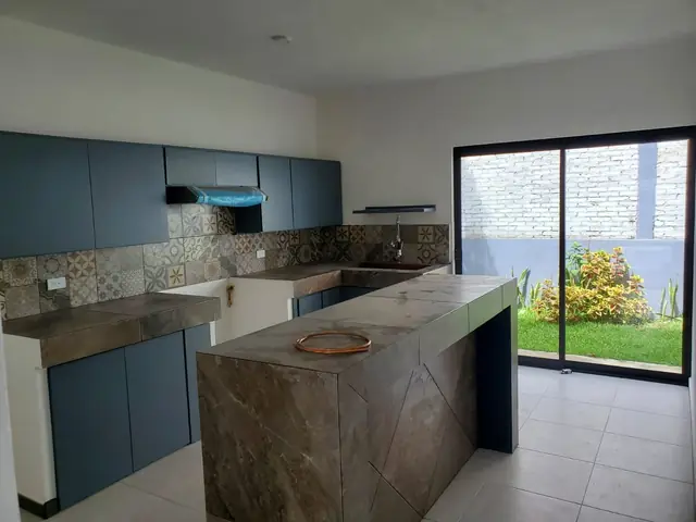 Casa con cancelería negra y clósets — foto 3