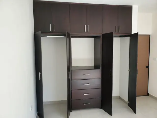 Casa con cancelería negra y clósets — foto 7