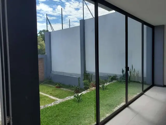 Casa con cancelería negra y clósets — foto 8