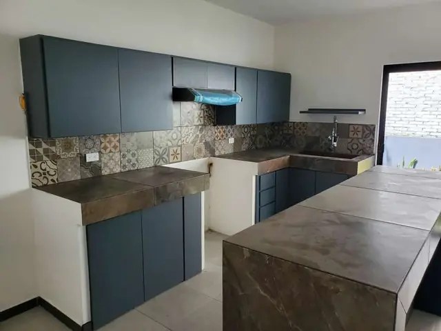 Casa con cancelería negra y clósets — foto 11