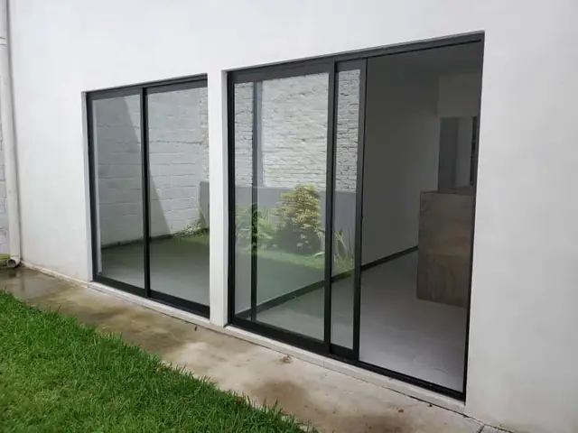 Casa con cancelería negra y clósets — foto 13