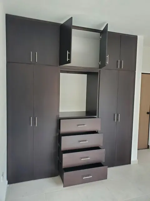Casa con cancelería negra y clósets — foto 14