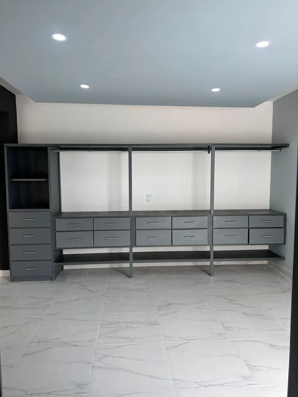 Casa completa en gris: cocina, clósets y baños