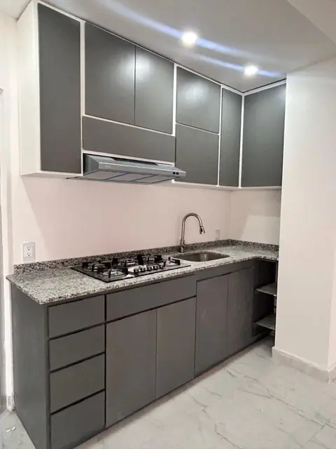 Casa completa en gris: cocina, clósets y baños — foto 2