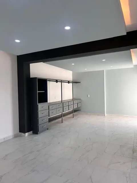 Casa completa en gris: cocina, clósets y baños — foto 5