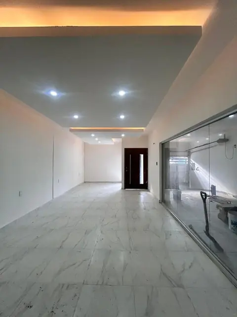 Casa completa en gris: cocina, clósets y baños — foto 9