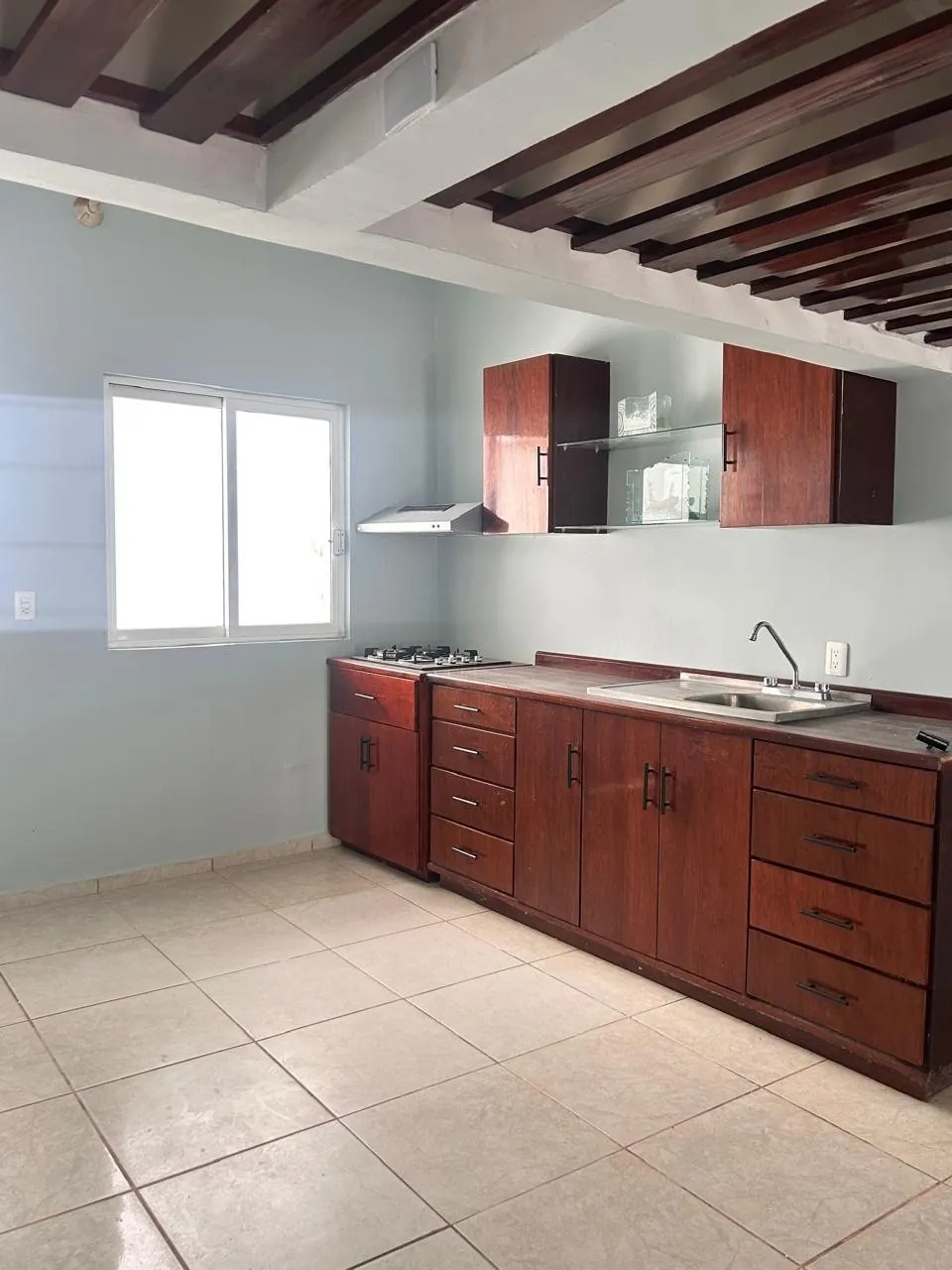 Casa con cocina, clósets y vigas de madera