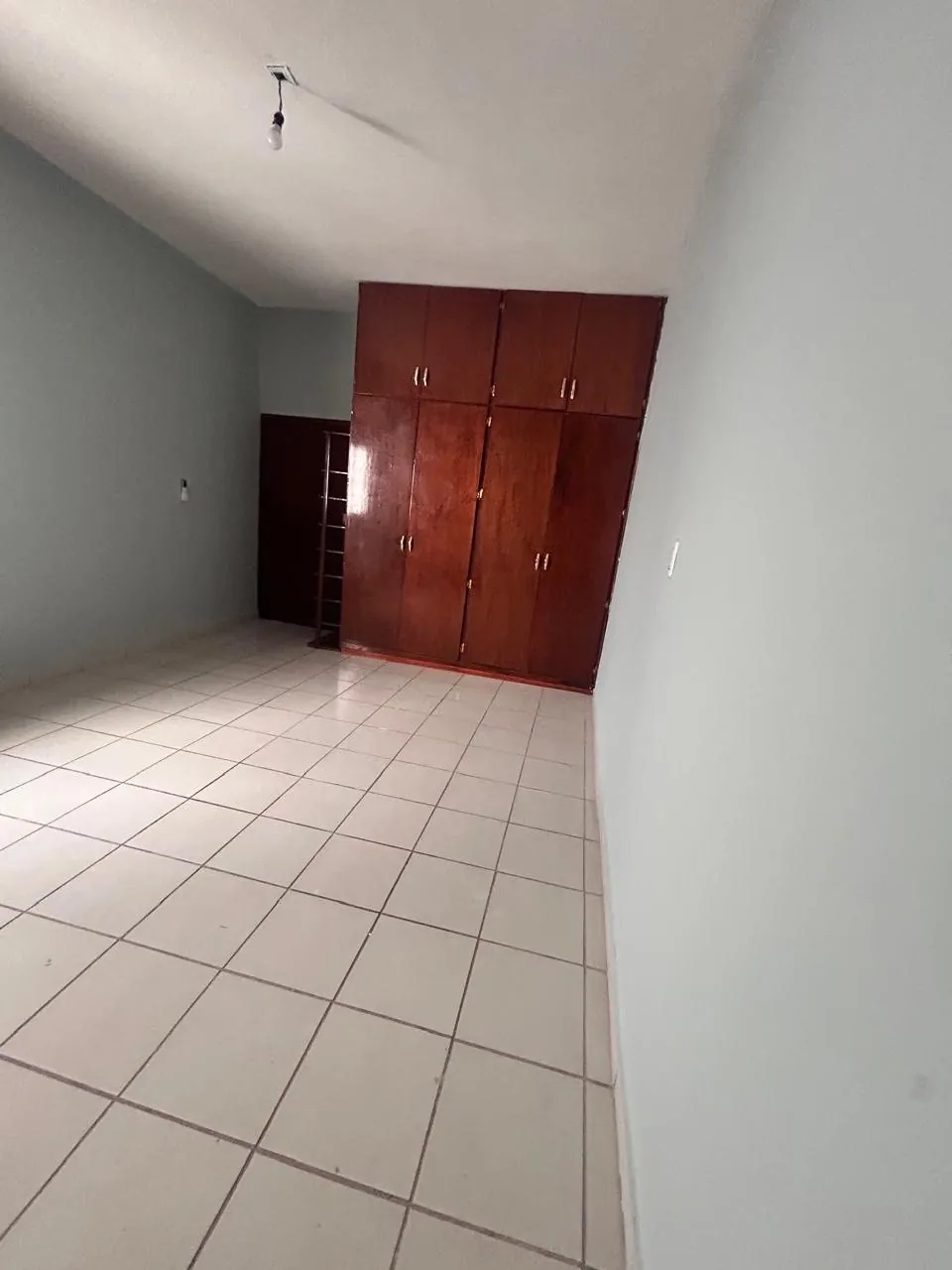 Casa con cocina, clósets y vigas de madera — foto 3