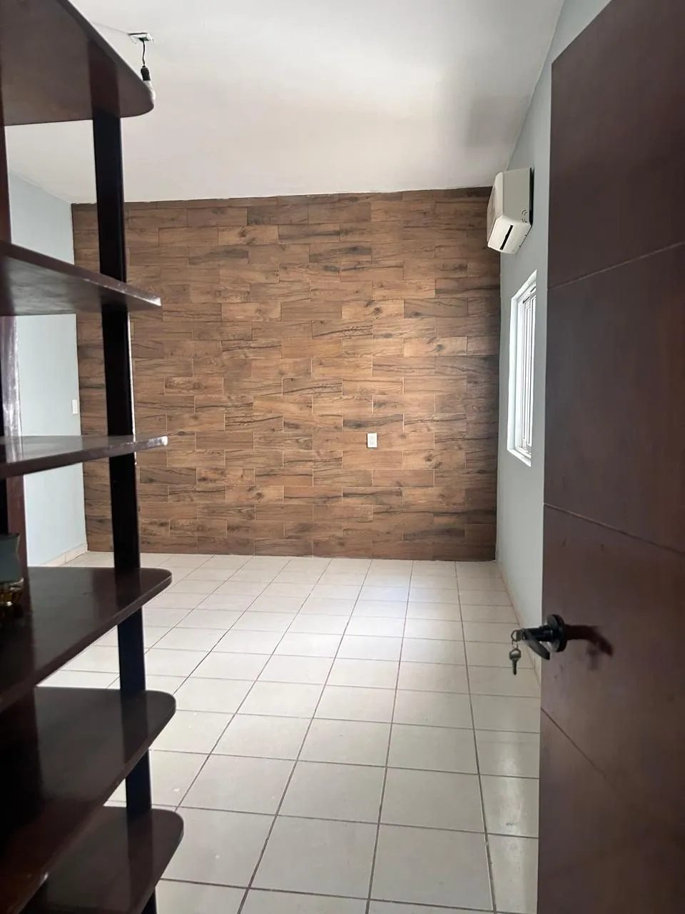 Casa con cocina, clósets y vigas de madera — foto 4