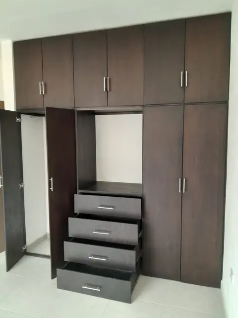 Clóset chocolate de piso a techo — foto 4