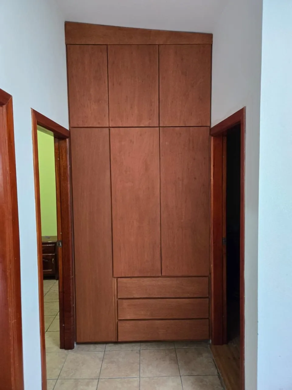 Clósets en gris y tono madera — foto 3