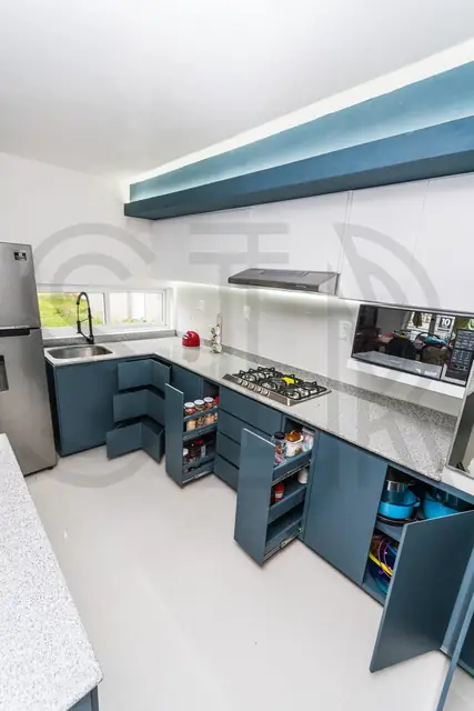 Cocina azul petróleo con isla — foto 10