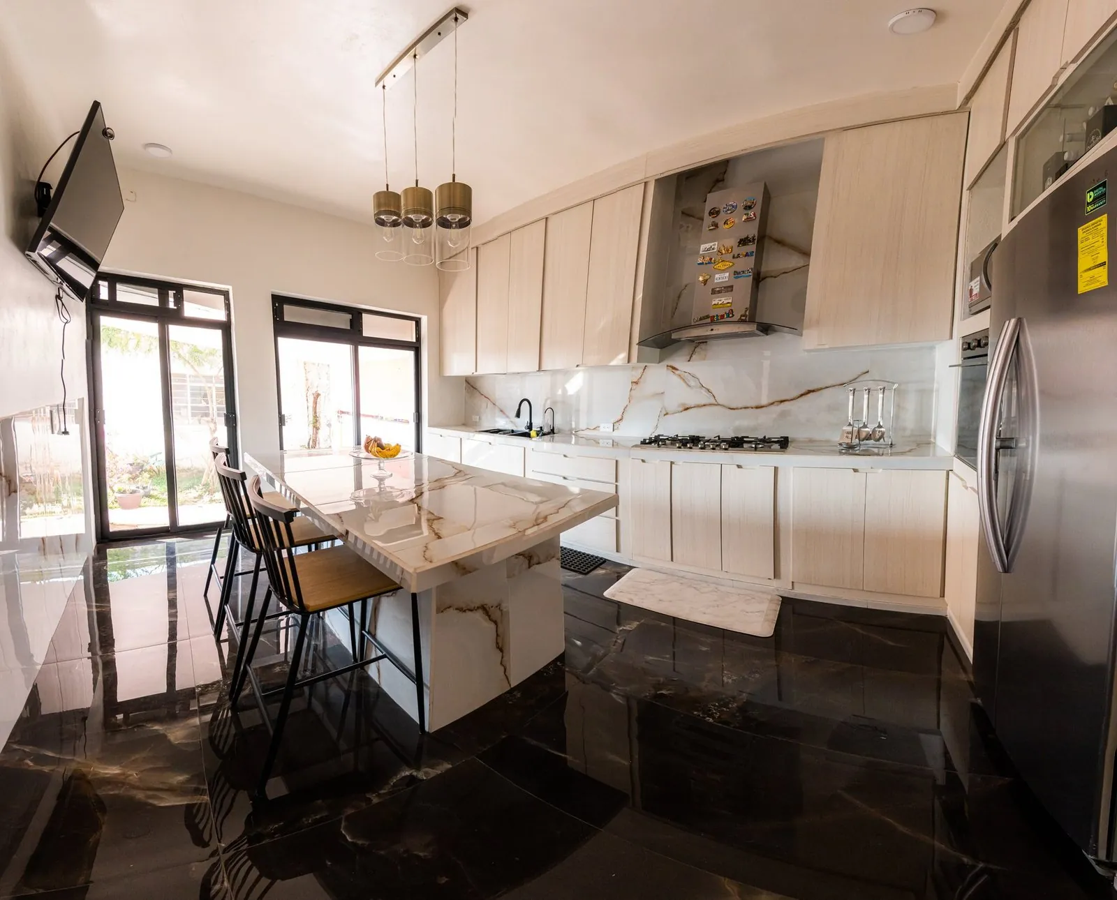 Cocina en madera clara con isla tipo ónix