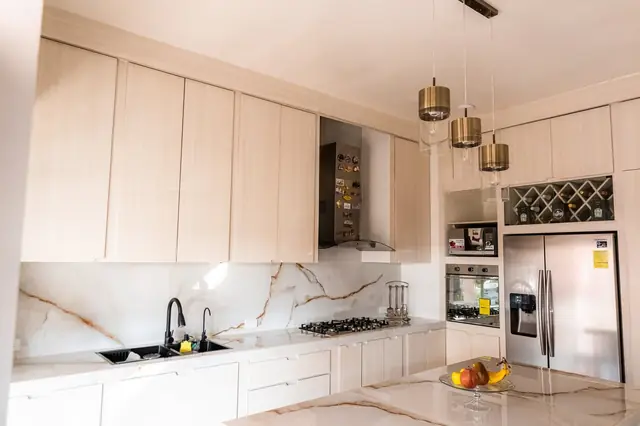 Cocina en madera clara con isla tipo ónix — foto 2