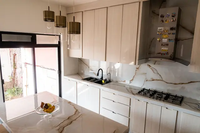 Cocina en madera clara con isla tipo ónix — foto 4
