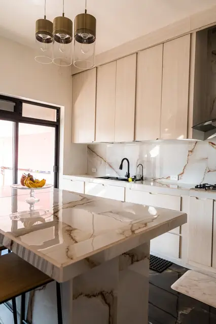 Cocina en madera clara con isla tipo ónix — foto 8