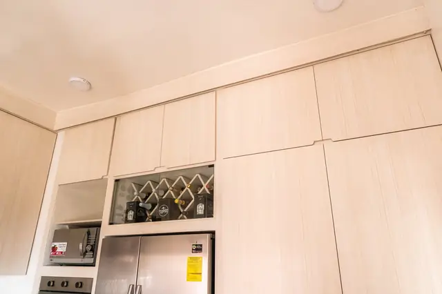 Cocina en madera clara con isla tipo ónix — foto 9