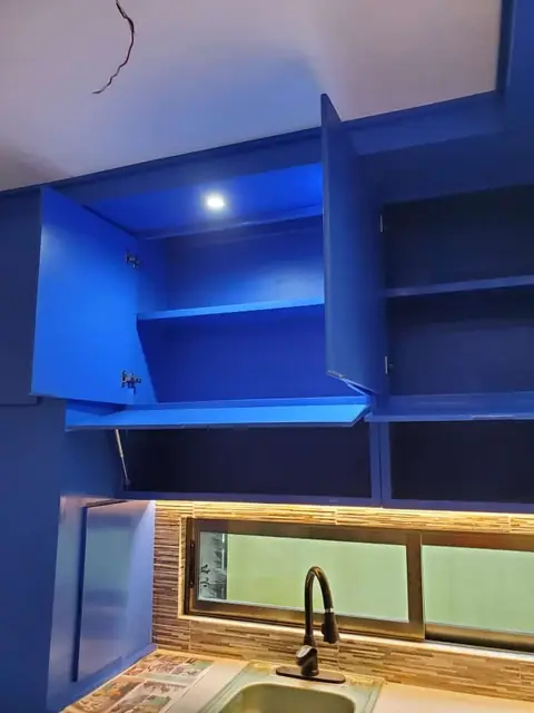 Cocina azul con plafón iluminado — foto 8