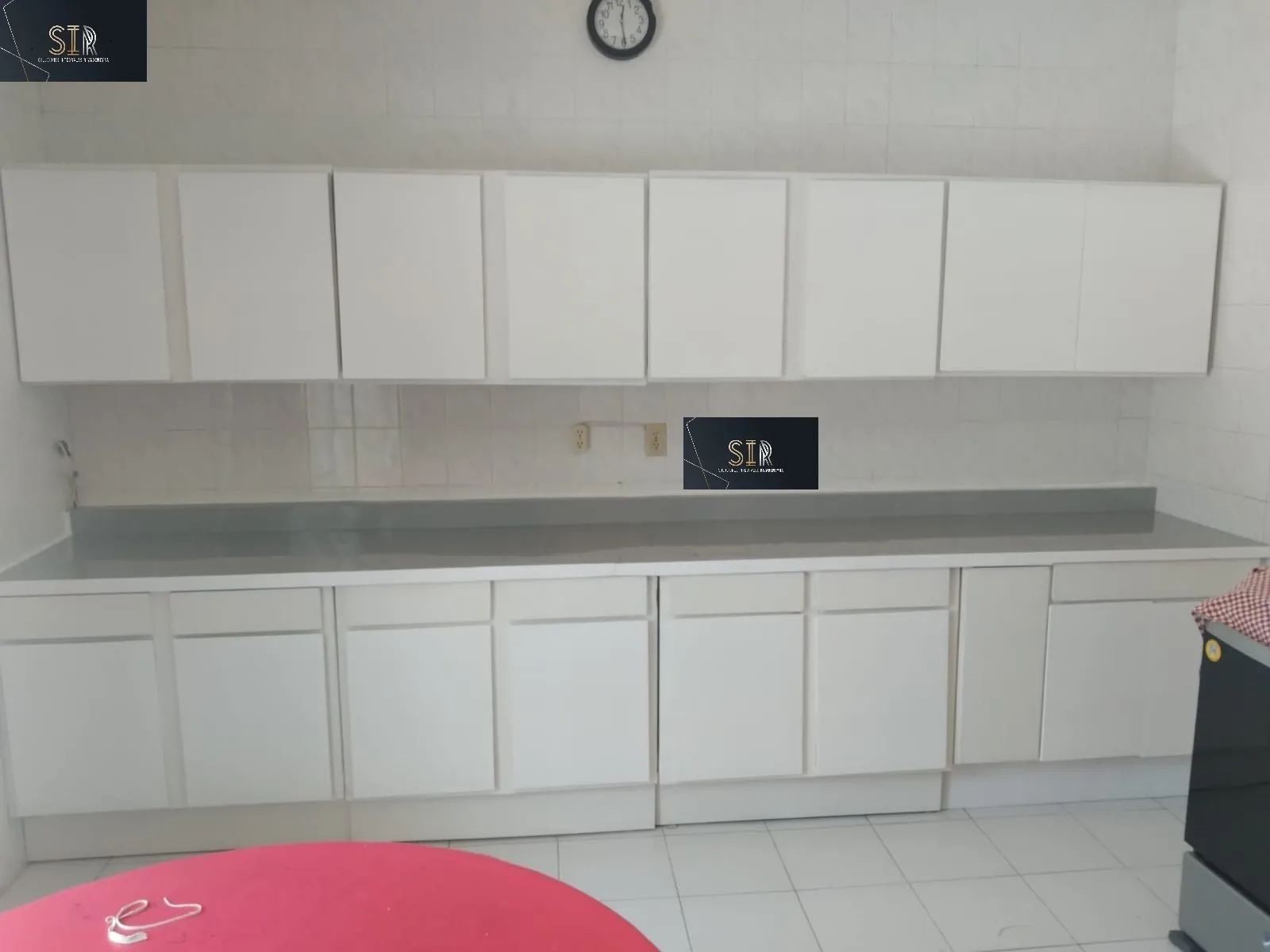 Cocina blanca en L con cubierta gris
