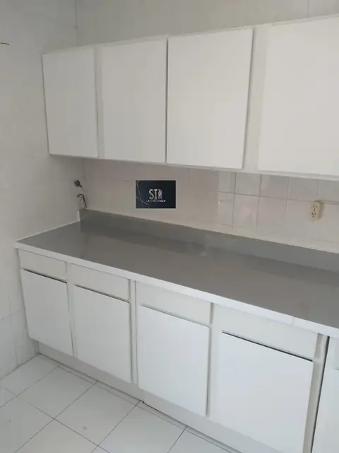 Cocina blanca en L con cubierta gris — foto 2