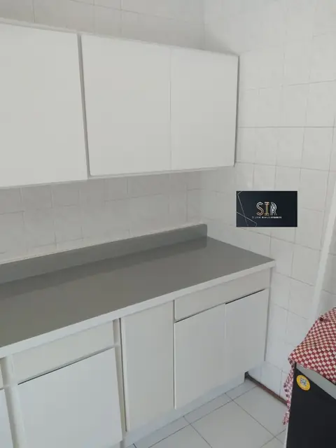 Cocina blanca en L con cubierta gris — foto 3