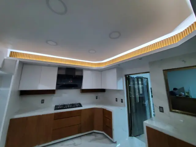 Cocina blanca con parota y plafón LED — foto 3