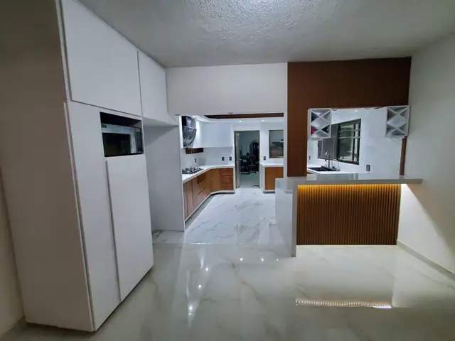 Cocina blanca con parota y plafón LED — foto 6