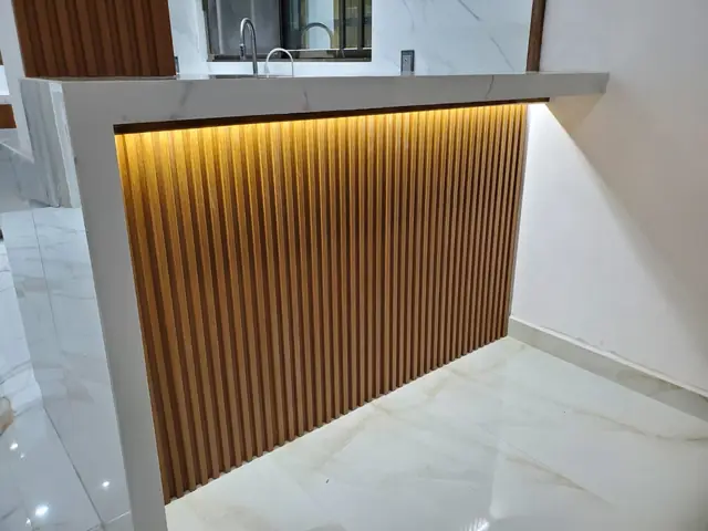 Cocina blanca con parota y plafón LED — foto 7