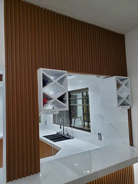 Cocina blanca con parota y plafón LED — foto 9