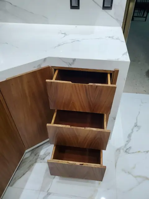 Cocina blanca con parota y plafón LED — foto 11