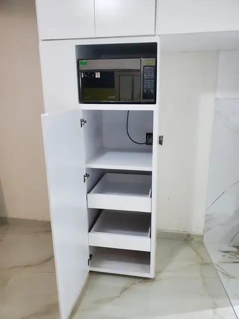 Cocina blanca con parota y plafón LED — foto 13