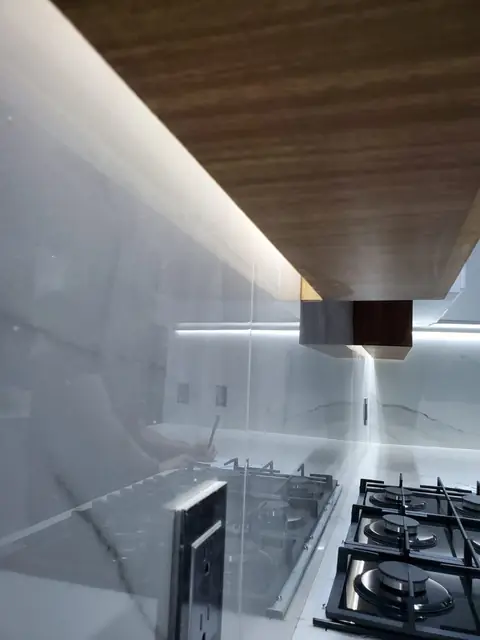 Cocina blanca con parota y plafón LED — foto 14