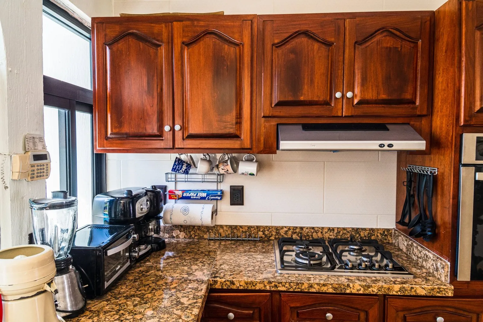 Cocina tradicional caoba con granito